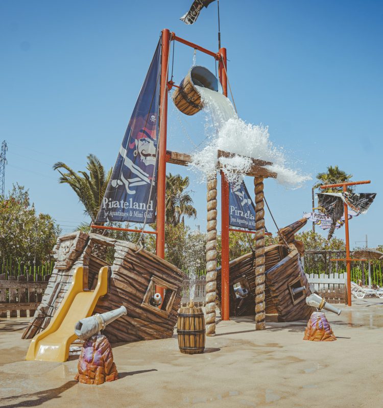 Parc aquatique et mini golf à Marseillan – Toboggans, canons à eau et parcours pirate 18 trous à Pirateland