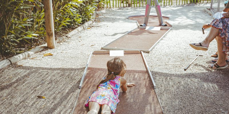 Parcours de mini golf 18 trous sur le thème des pirates à Pirateland Marseillan